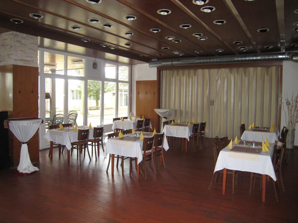 Hotel Fontana Брно Экстерьер фото